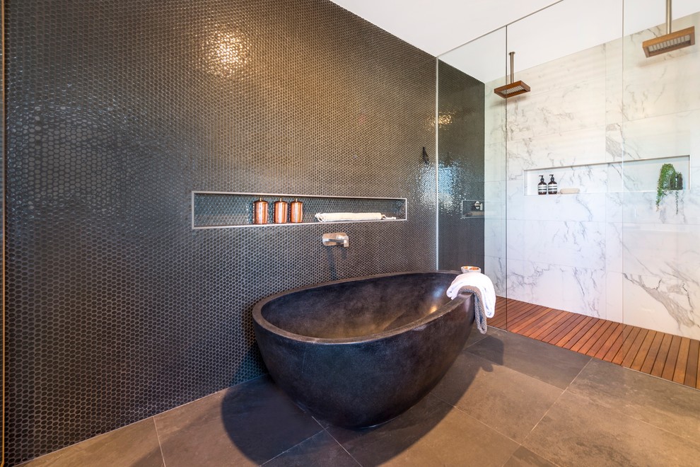 Modelo de cuarto de baño principal contemporáneo grande con bañera exenta, ducha doble, sanitario de pared, paredes blancas y suelo de baldosas de cerámica