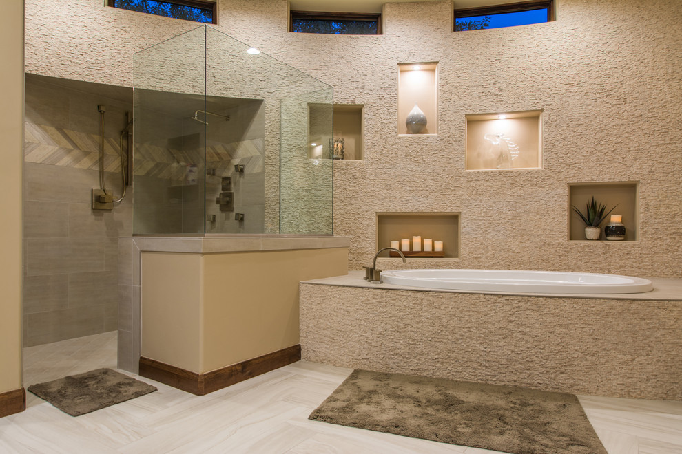 На фото: главная ванная комната в стиле фьюжн с накладной ванной, душем в нише, бежевой плиткой и открытым душем