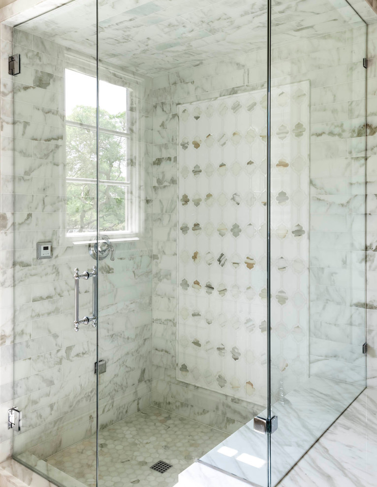 Modelo de cuarto de baño principal tradicional extra grande con ducha esquinera y baldosas y/o azulejos blancos