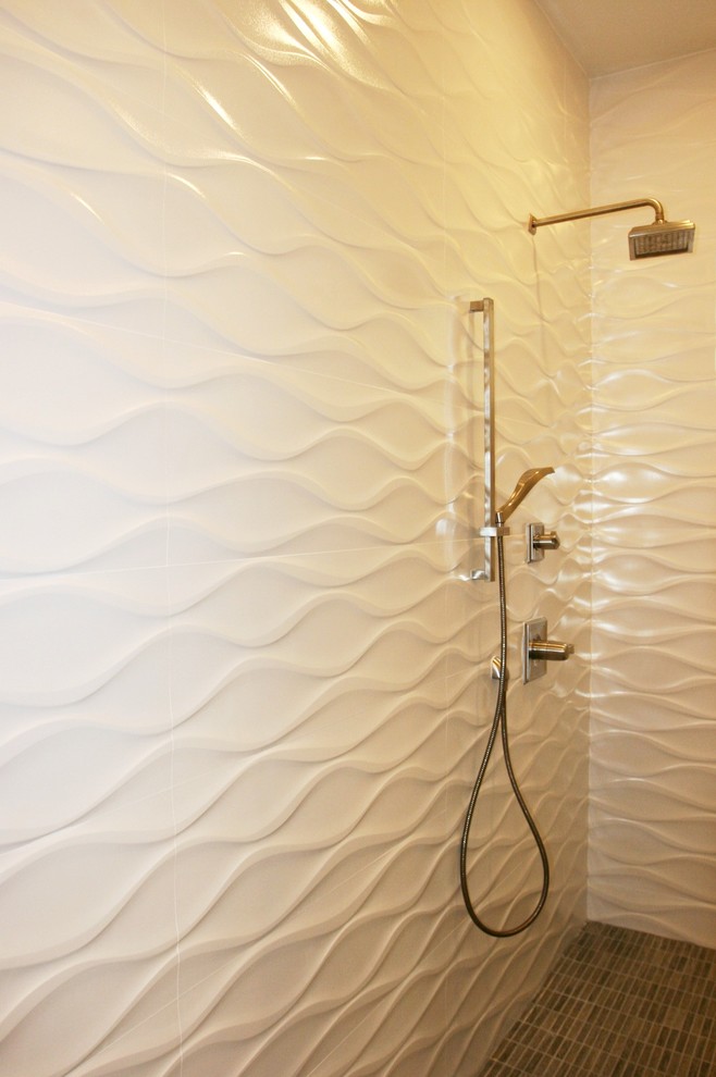 Immagine di una stanza da bagno contemporanea con piastrelle bianche e piastrelle in gres porcellanato
