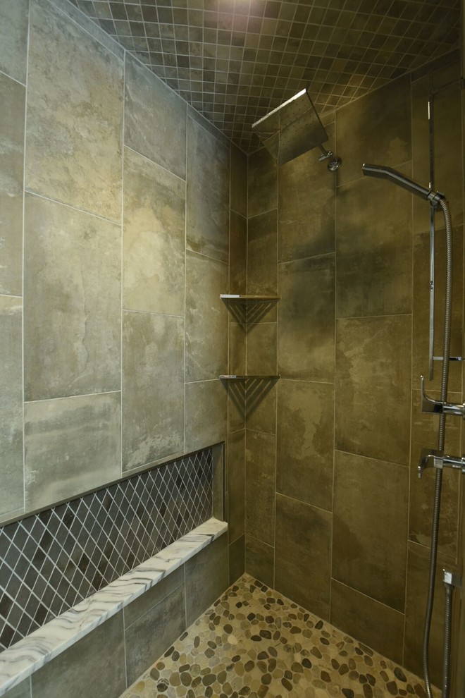Idée de décoration pour une douche en alcôve principale minimaliste de taille moyenne avec un carrelage beige, des carreaux de porcelaine, un mur beige, un sol en galet, un sol multicolore et aucune cabine.