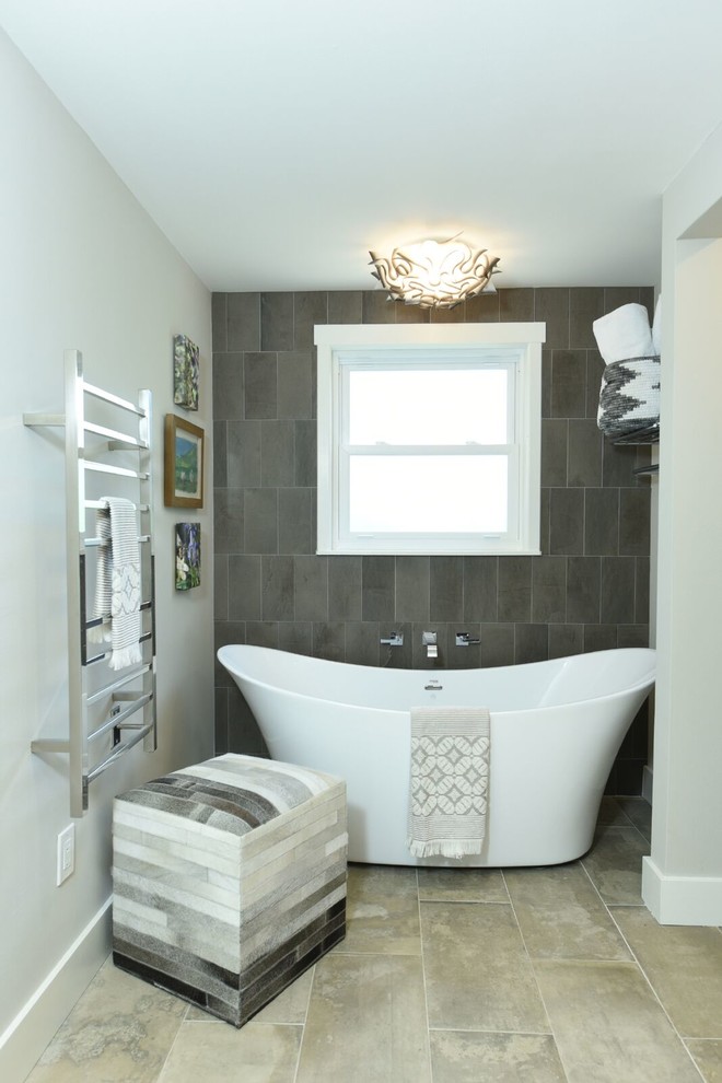 Idées déco pour une salle de bain principale moderne de taille moyenne avec une baignoire indépendante, un carrelage gris, des carreaux de porcelaine, un mur blanc, un sol en carrelage de porcelaine et un sol beige.