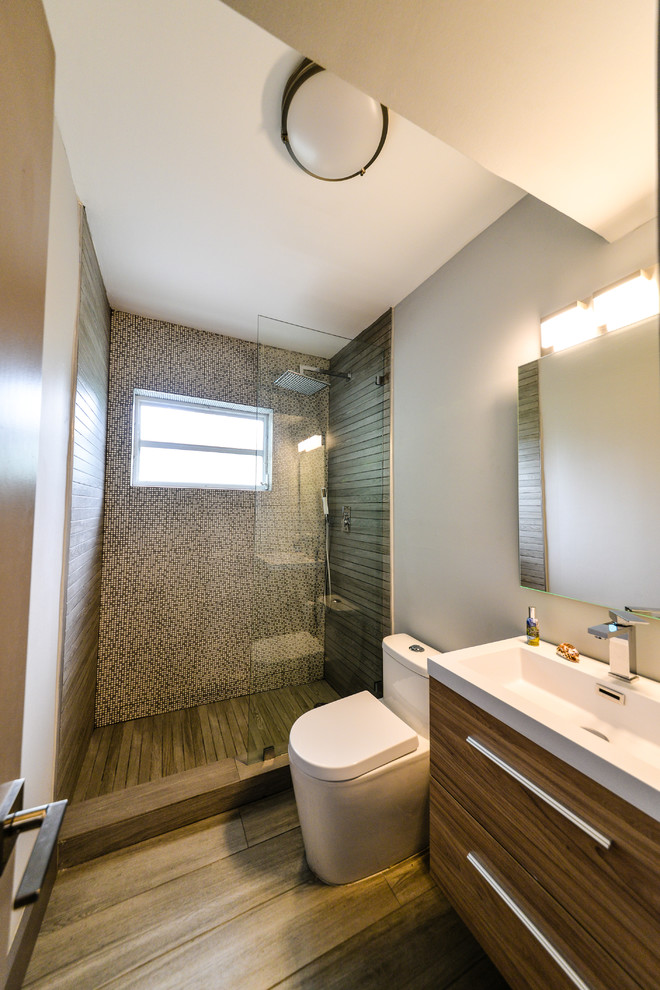 Mittelgroßes Modernes Duschbad mit flächenbündigen Schrankfronten, dunklen Holzschränken, Duschnische, Toilette mit Aufsatzspülkasten, grauer Wandfarbe, Porzellan-Bodenfliesen, Quarzit-Waschtisch, braunem Boden und offener Dusche in Miami