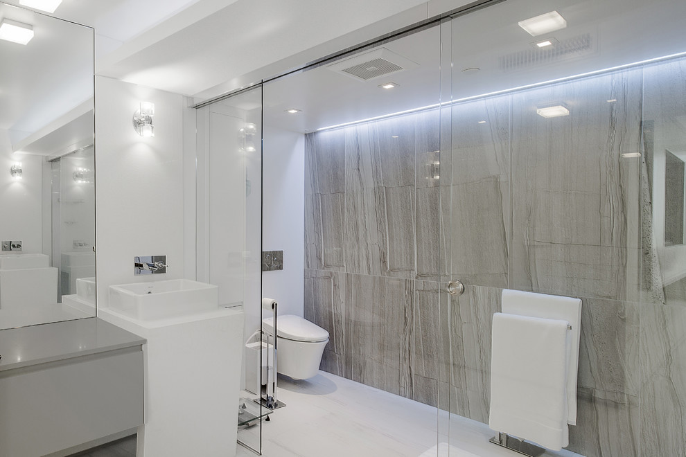 На фото: главная ванная комната в современном стиле с столешницей из искусственного кварца с