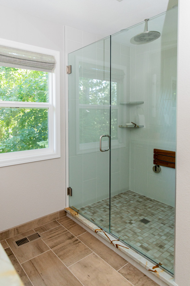 Idée de décoration pour une salle de bain principale design en bois brun de taille moyenne avec un placard à porte plane, une douche d'angle, WC séparés, un carrelage gris, des carreaux de porcelaine, un mur gris, un sol en carrelage de porcelaine, un lavabo encastré, un plan de toilette en quartz, un sol marron, une cabine de douche à porte battante et un plan de toilette gris.