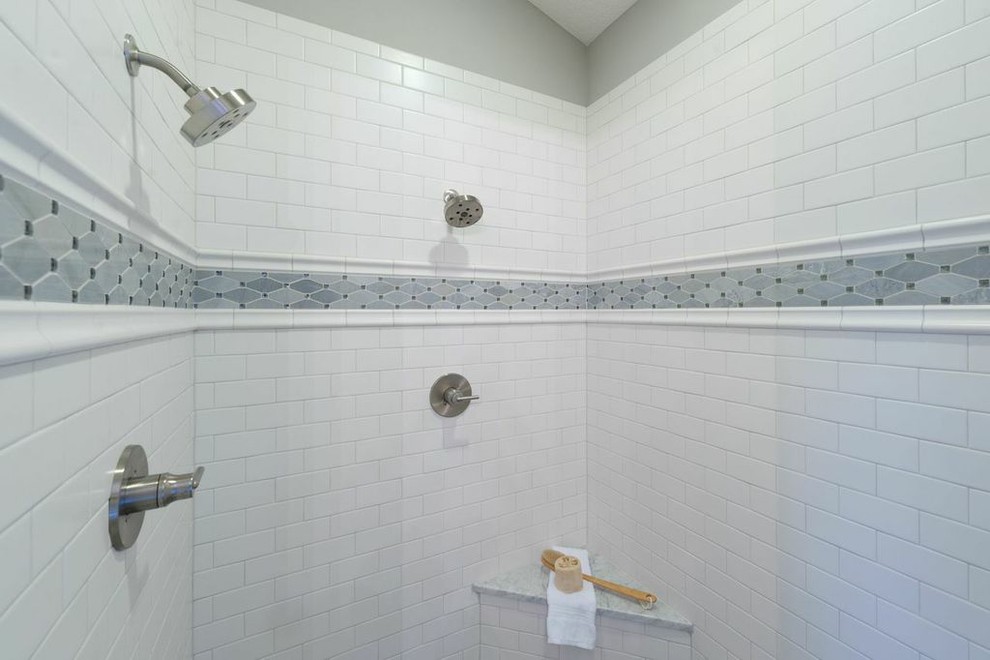 Immagine di una grande stanza da bagno tradizionale