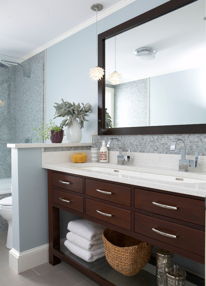 Inspiration för klassiska en-suite badrum, med släta luckor, bruna skåp, en hörndusch, blå väggar, klinkergolv i keramik, ett avlångt handfat, bänkskiva i kvartsit och grå kakel