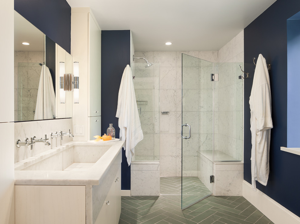 Idéer för vintage badrum, med ett avlångt handfat, en dusch i en alkov, vita skåp, vit kakel, blå väggar, grått golv och dusch med gångjärnsdörr