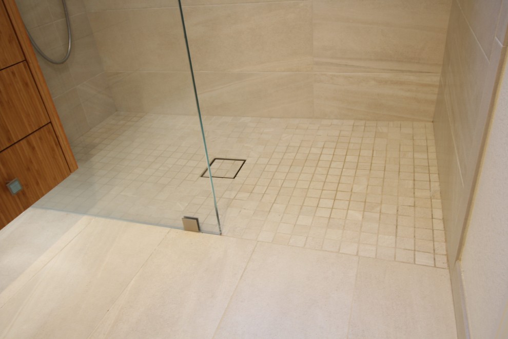 Свежая идея для дизайна: ванная комната среднего размера в современном стиле с плоскими фасадами, фасадами цвета дерева среднего тона, открытым душем, белыми стенами и душевой кабиной - отличное фото интерьера