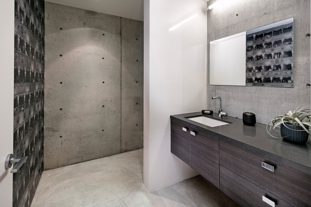 Стильный дизайн: ванная комната среднего размера в стиле ретро с темными деревянными фасадами, бежевой плиткой, серыми стенами, бетонным полом, душевой кабиной, врезной раковиной, столешницей из искусственного кварца и серым полом - последний тренд