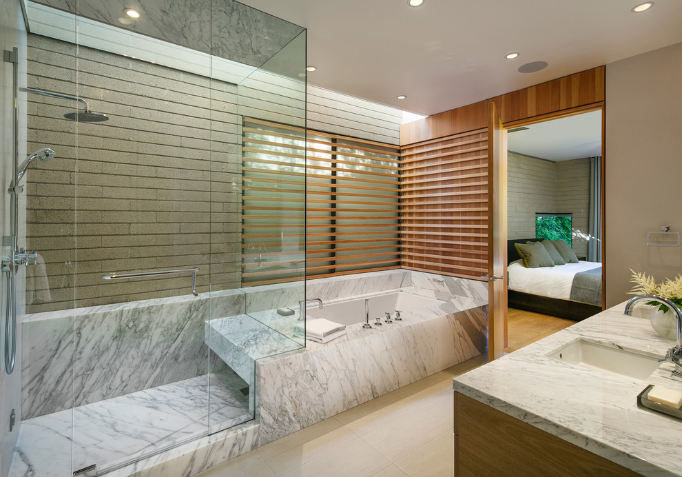 Bild på ett 60 tals en-suite badrum, med ett undermonterat badkar, beige väggar, klinkergolv i porslin, ett undermonterad handfat, marmorbänkskiva, beiget golv, dusch med gångjärnsdörr, vit kakel och marmorkakel