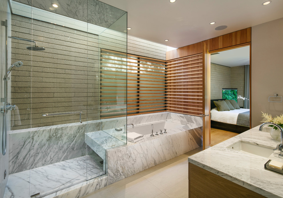Стильный дизайн: главная ванная комната в современном стиле с фасадами цвета дерева среднего тона, полновстраиваемой ванной, угловым душем, бежевыми стенами, врезной раковиной, бежевым полом, душем с распашными дверями и белой столешницей - последний тренд