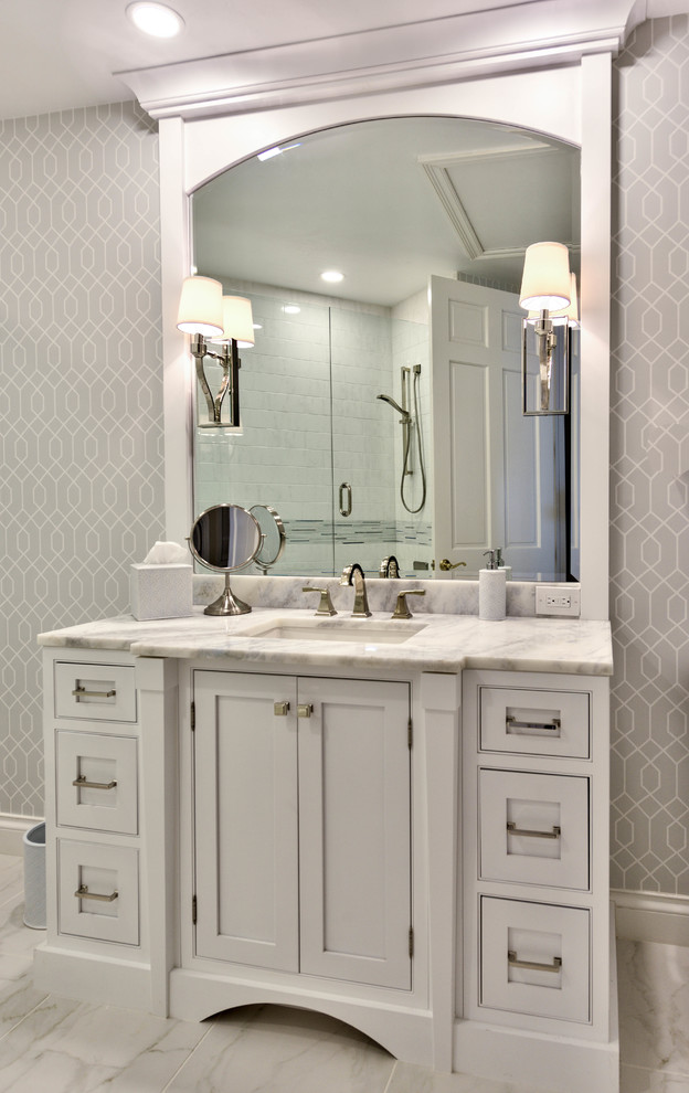 Idéer för vintage en-suite badrum, med skåp i shakerstil, vita skåp, vit kakel, beige väggar, marmorgolv och bänkskiva i kvarts