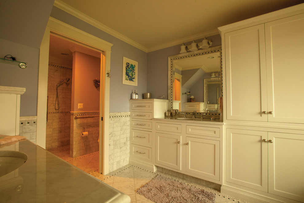 Exemple d'une grande salle de bain principale victorienne avec un lavabo posé, un placard à porte shaker, des portes de placard blanches, une baignoire posée, une douche ouverte, un carrelage blanc, des carreaux de céramique, un mur violet, un sol en marbre et un sol blanc.