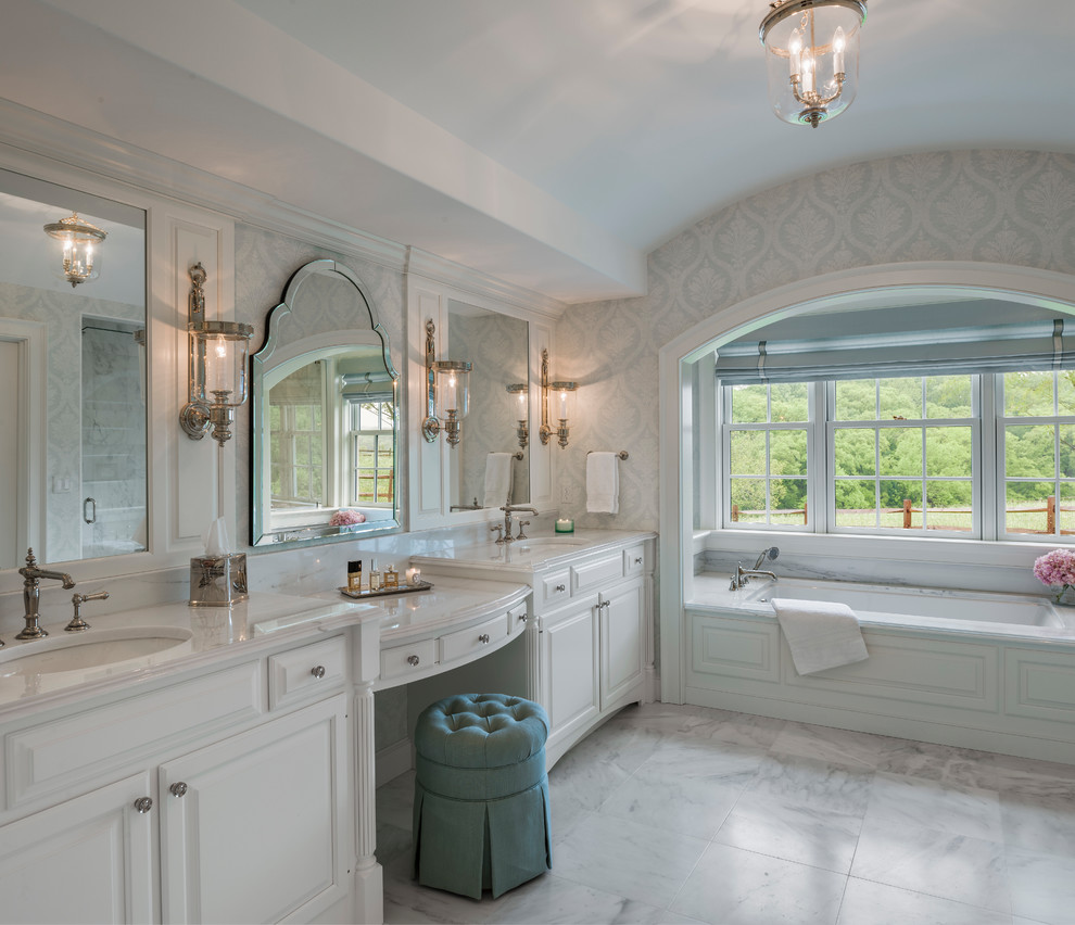 Idéer för vintage vitt en-suite badrum, med luckor med upphöjd panel, vita skåp, ett undermonterat badkar, blå väggar, marmorgolv, ett undermonterad handfat, marmorbänkskiva och vitt golv
