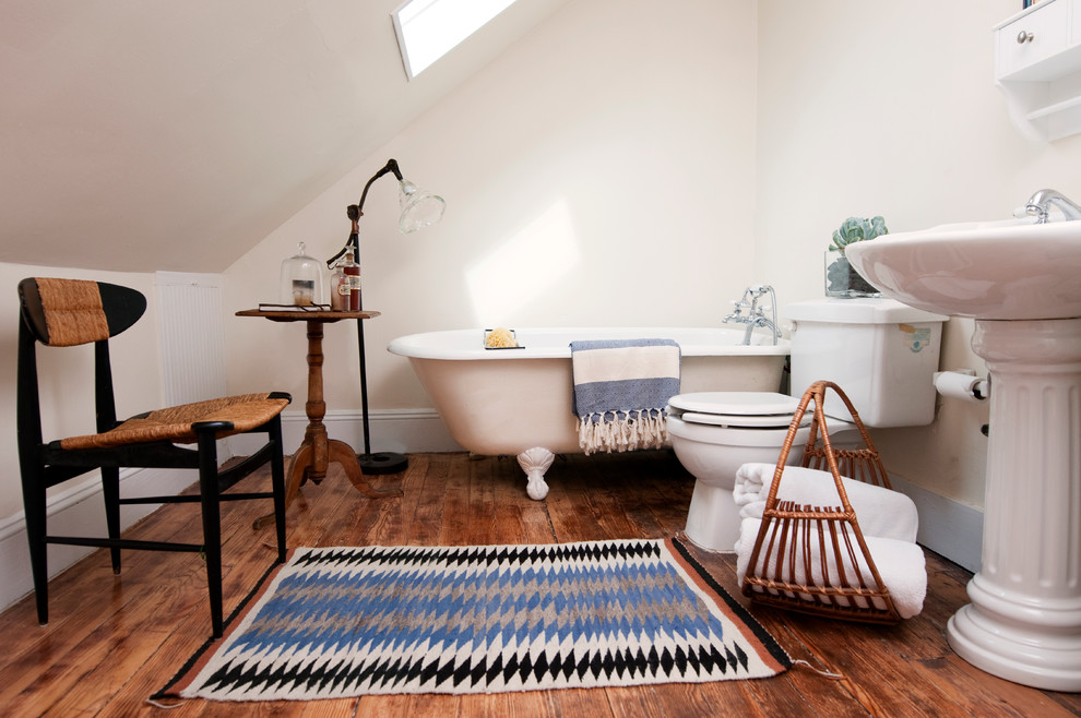 Foto di una stanza da bagno chic con vasca con piedi a zampa di leone e lavabo a colonna