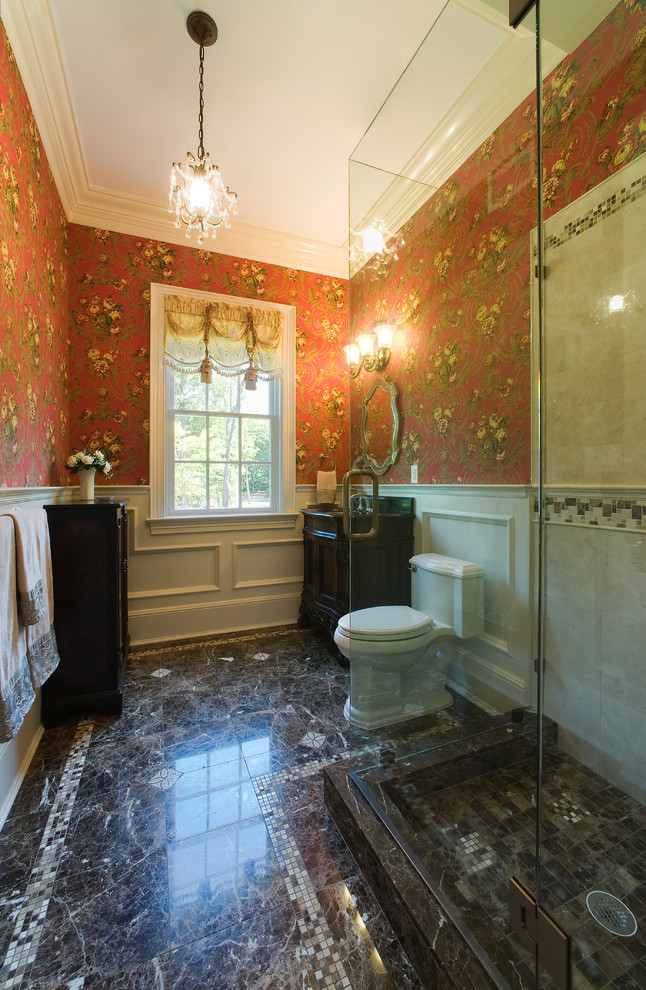 Klassisches Duschbad mit Mosaikfliesen, Unterbauwaschbecken, dunklen Holzschränken, Quarzit-Waschtisch, Eckdusche, Wandtoilette mit Spülkasten, roter Wandfarbe, Marmorboden und Schrankfronten mit vertiefter Füllung in New York