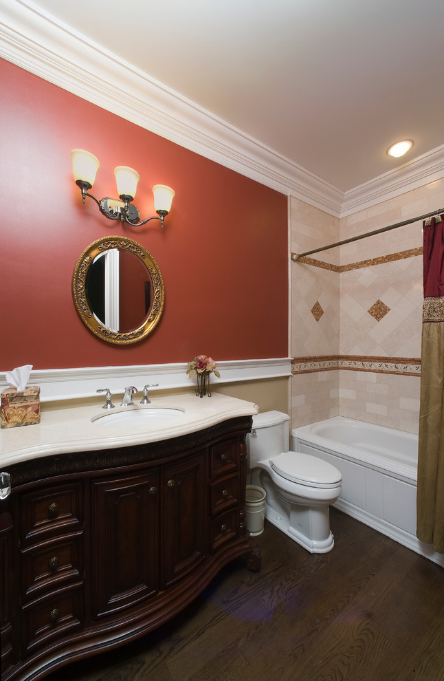 Пример оригинального дизайна: большая ванная комната в классическом стиле с врезной раковиной, фасадами островного типа, темными деревянными фасадами, накладной ванной, душем над ванной, раздельным унитазом, бежевой плиткой, керамической плиткой, красными стенами, темным паркетным полом и душевой кабиной