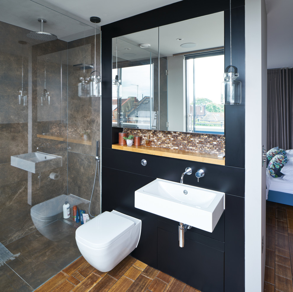 Идея дизайна: большая главная ванная комната с плоскими фасадами, черными фасадами, двойным душем, инсталляцией, коричневой плиткой, плиткой мозаикой, белыми стенами, полом из бамбука, подвесной раковиной и столешницей из дерева