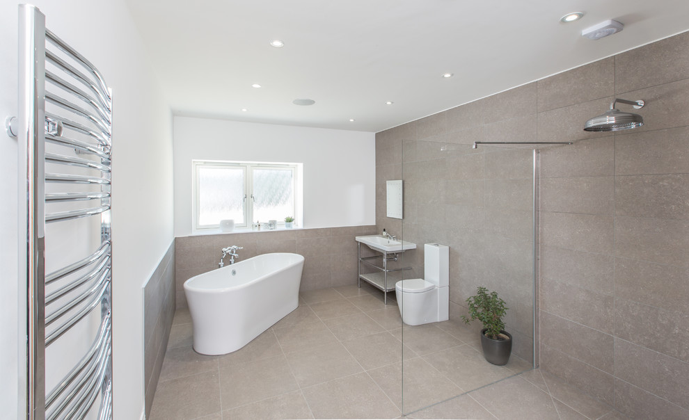 Ejemplo de cuarto de baño contemporáneo con bañera exenta, ducha abierta y suelo de baldosas de terracota