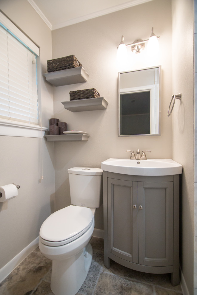 На фото: маленькая главная ванная комната с серыми фасадами и унитазом-моноблоком для на участке и в саду