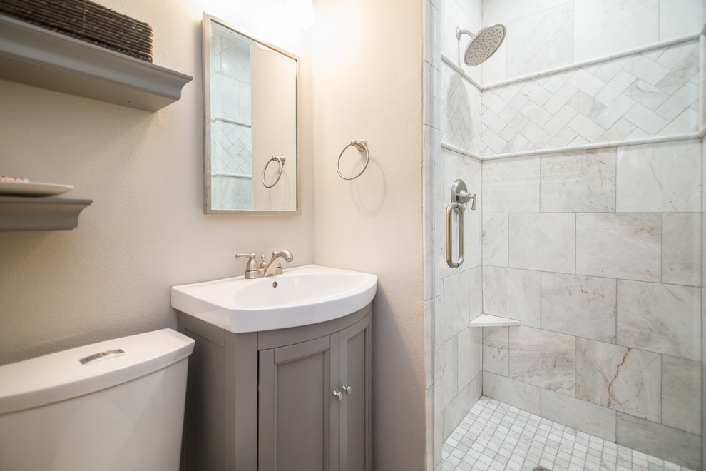 Свежая идея для дизайна: маленькая главная ванная комната в стиле неоклассика (современная классика) с серыми фасадами, унитазом-моноблоком, фасадами с утопленной филенкой, душем в нише, белой плиткой, керамогранитной плиткой, бежевыми стенами, полом из керамической плитки, монолитной раковиной, столешницей из искусственного камня, белым полом, шторкой для ванной и белой столешницей для на участке и в саду - отличное фото интерьера