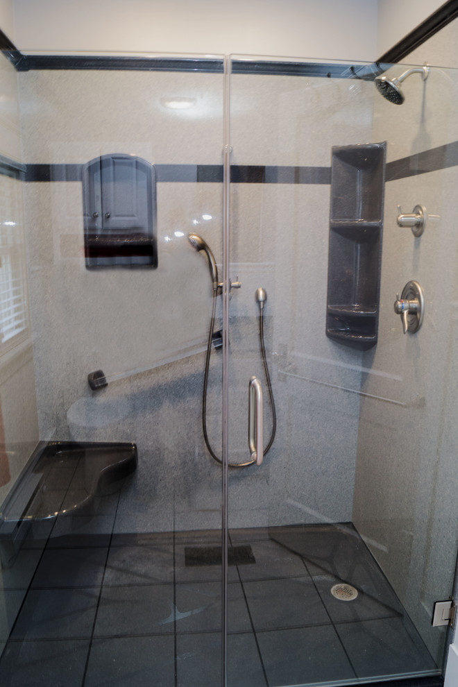 Idéer för små lantliga badrum med dusch, med en dusch i en alkov