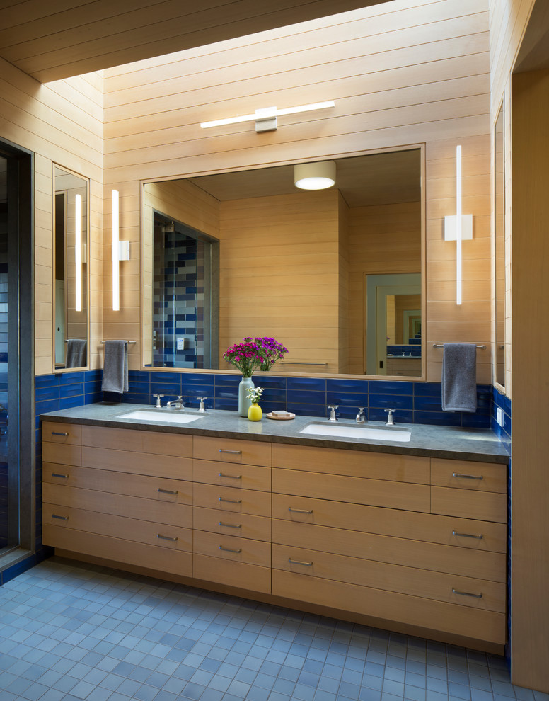 На фото: большая главная ванная комната в стиле неоклассика (современная классика) с плоскими фасадами, светлыми деревянными фасадами, синей плиткой, керамической плиткой, полом из керамической плитки, накладной раковиной, столешницей из известняка и синим полом
