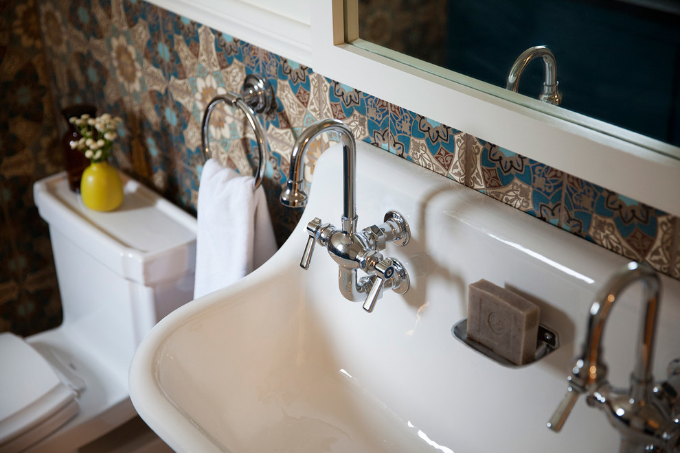 Diseño de cuarto de baño bohemio con baldosas y/o azulejos multicolor, paredes blancas, suelo de baldosas de terracota, lavabo suspendido y suelo marrón