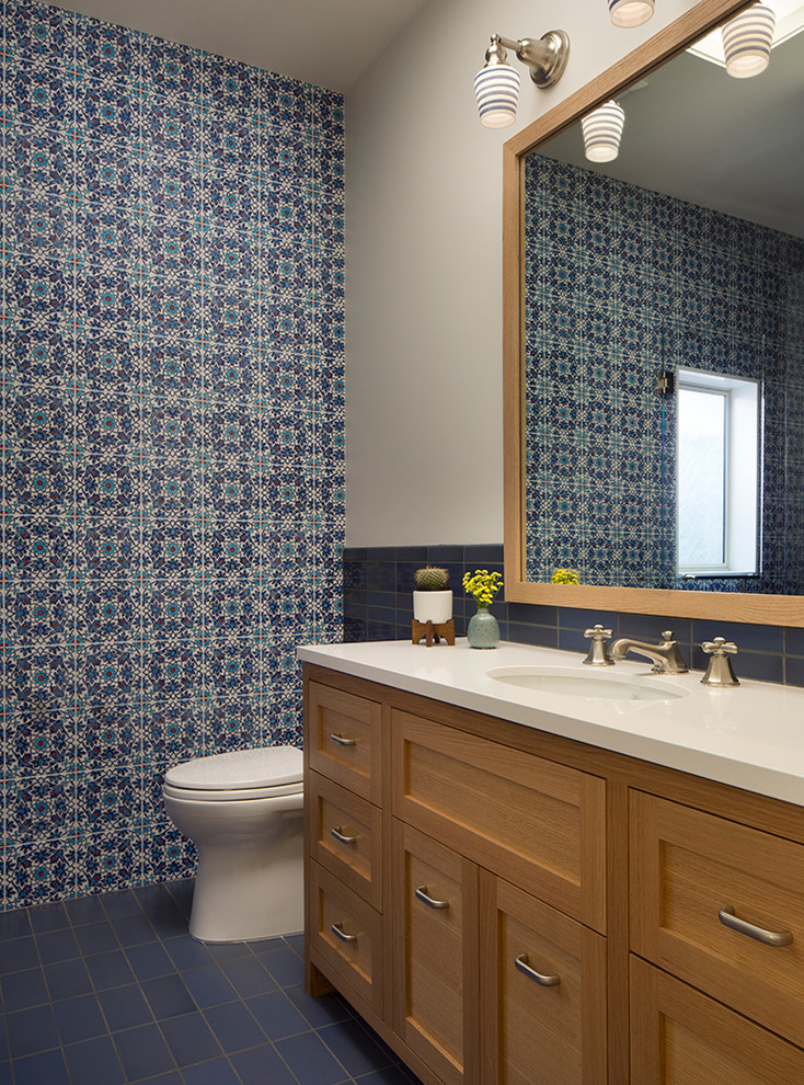 サンフランシスコにあるトランジショナルスタイルのおしゃれな浴室 (シェーカースタイル扉のキャビネット、中間色木目調キャビネット、マルチカラーのタイル、グレーの壁、アンダーカウンター洗面器、青い床、アルコーブ型シャワー、開き戸のシャワー) の写真