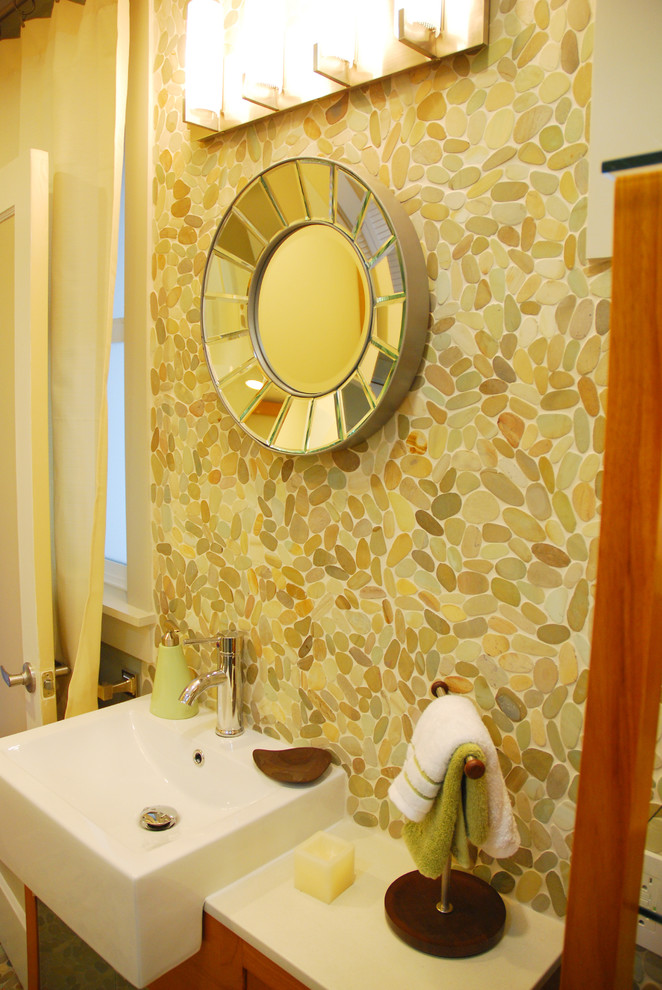 Ispirazione per una piccola stanza da bagno con doccia chic con ante in stile shaker, ante in legno scuro, piastrelle beige, piastrelle di ciottoli, pareti beige e lavabo sospeso