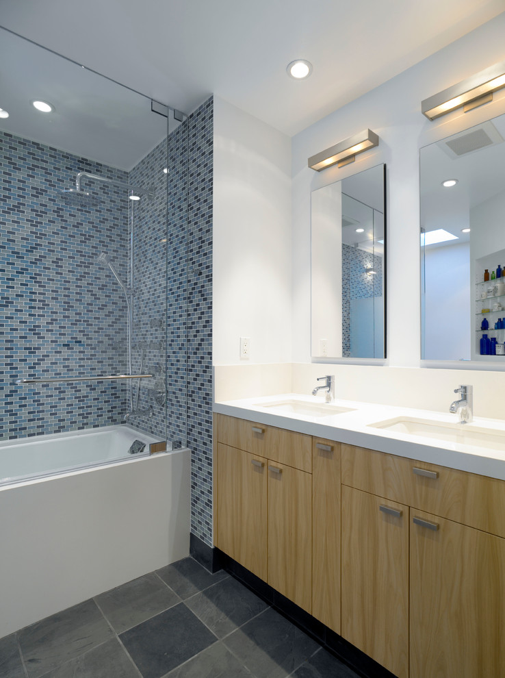Свежая идея для дизайна: ванная комната в современном стиле с плоскими фасадами, светлыми деревянными фасадами и синей плиткой - отличное фото интерьера