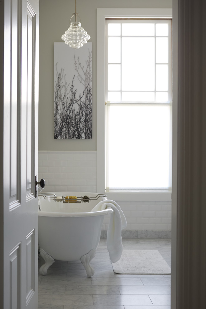 Idées déco pour une salle de bain classique de taille moyenne avec un lavabo de ferme, un placard avec porte à panneau encastré, des portes de placard blanches, une baignoire sur pieds, une douche d'angle, WC à poser, un carrelage gris, des carreaux de céramique, un mur gris et un sol en marbre.