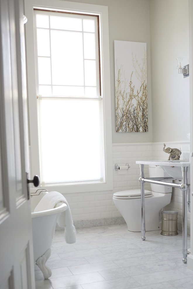 Inspiration för mellanstora klassiska badrum, med luckor med infälld panel, vita skåp, marmorbänkskiva, ett badkar med tassar, en hörndusch, en toalettstol med hel cisternkåpa, grå kakel, keramikplattor, grå väggar, marmorgolv och ett konsol handfat