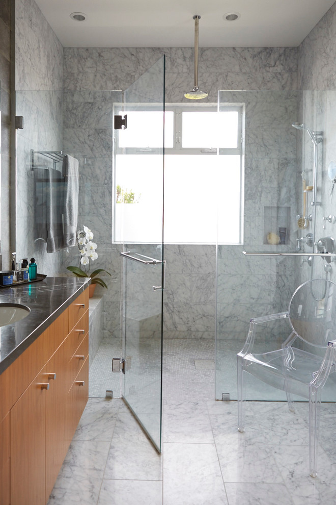 Idée de décoration pour une salle de bain principale design en bois brun de taille moyenne avec un lavabo encastré, un placard à porte plane, un plan de toilette en marbre, une douche à l'italienne, WC à poser, un carrelage gris, un mur gris et un sol en marbre.