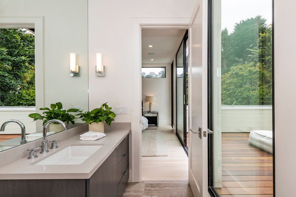 Cette photo montre une salle de bain principale tendance en bois foncé de taille moyenne avec un placard à porte plane, un lavabo encastré, un plan de toilette en quartz modifié, un sol gris, un plan de toilette gris, meuble simple vasque, meuble-lavabo encastré et un mur blanc.