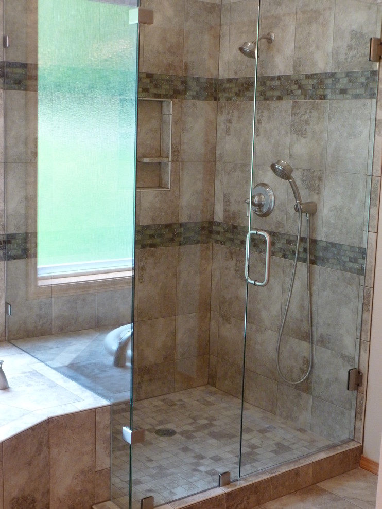 Foto di una stanza da bagno padronale con ante in stile shaker, ante in legno chiaro, vasca ad angolo, piastrelle marroni, piastrelle in ceramica, pareti beige e pavimento con piastrelle in ceramica