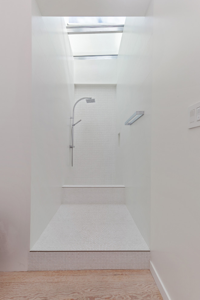 Ispirazione per una grande stanza da bagno padronale nordica con ante lisce, vasca freestanding, doccia aperta, pareti bianche, pavimento in marmo e lavabo integrato