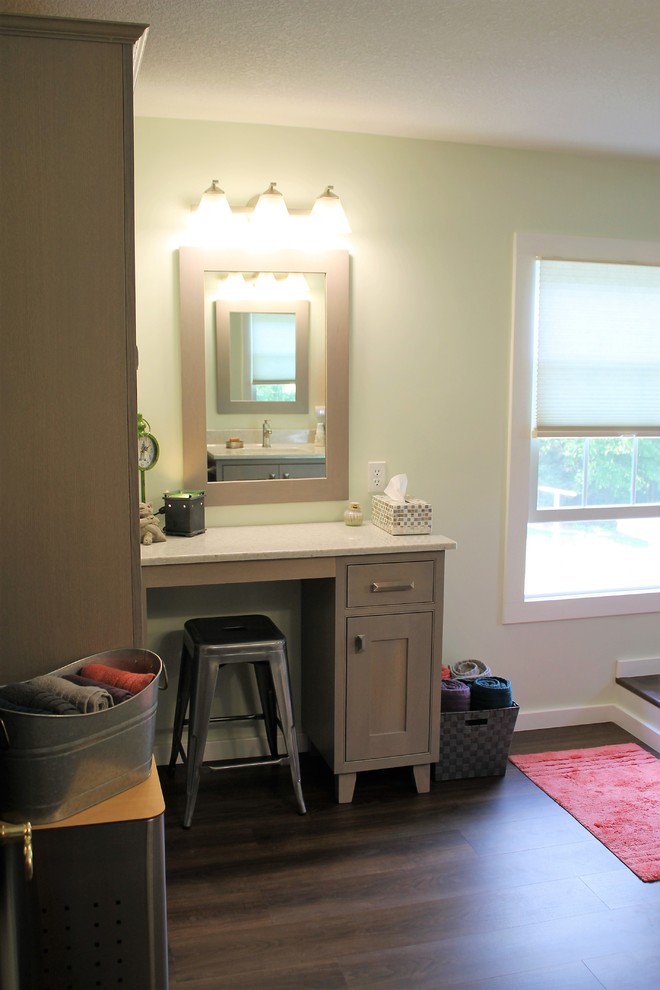 Idéer för ett klassiskt badrum, med möbel-liknande, grå skåp, gröna väggar, vinylgolv, bänkskiva i onyx, brunt golv och dusch med duschdraperi