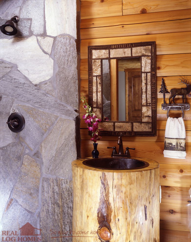 Bild på ett rustikt en-suite badrum, med en öppen dusch och ett piedestal handfat