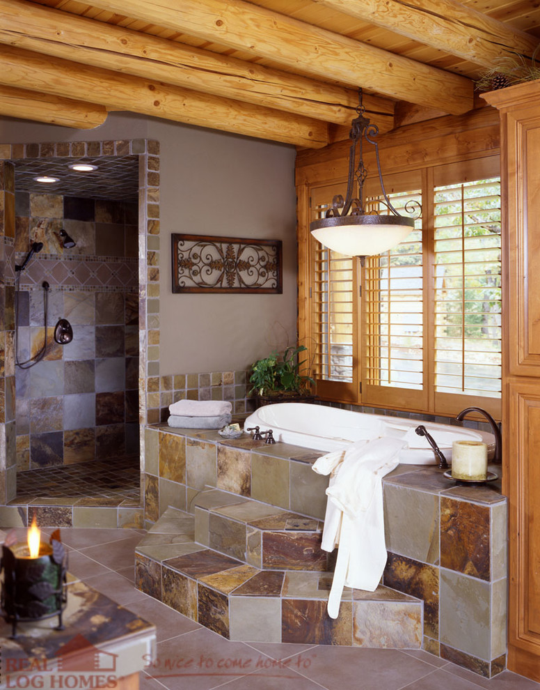 Foto på ett rustikt en-suite badrum, med ett platsbyggt badkar, en öppen dusch, grå väggar och ett piedestal handfat