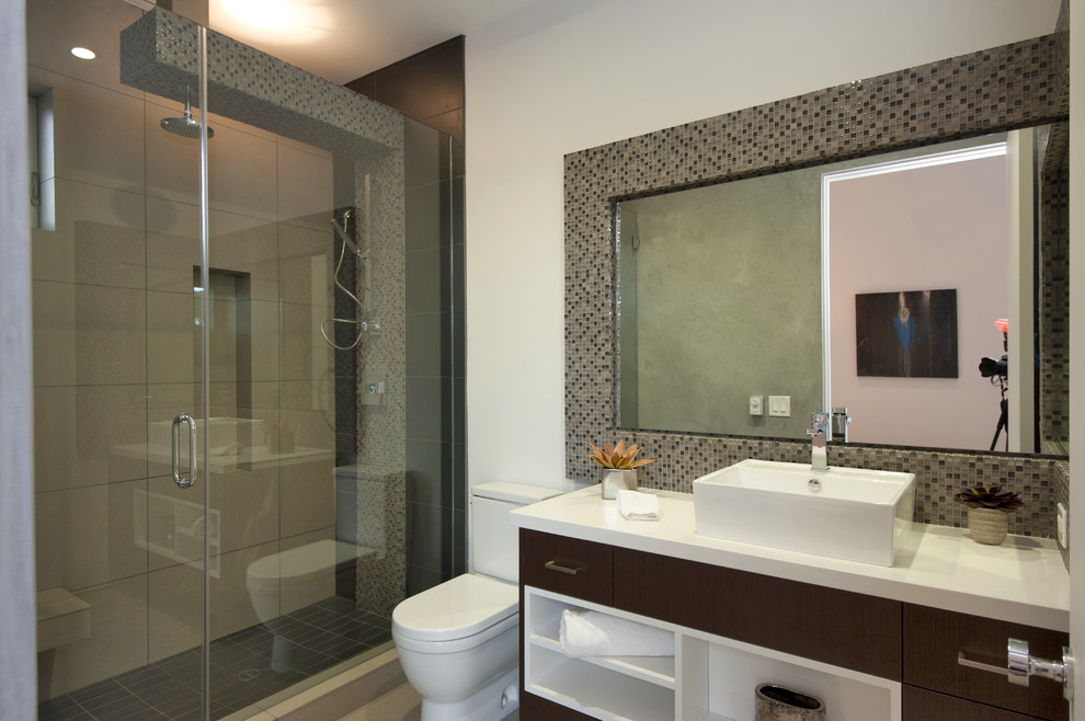 На фото: ванная комната среднего размера в современном стиле с плоскими фасадами, темными деревянными фасадами, двойным душем, унитазом-моноблоком, коричневой плиткой, плиткой мозаикой, белыми стенами, полом из керамогранита и душевой кабиной