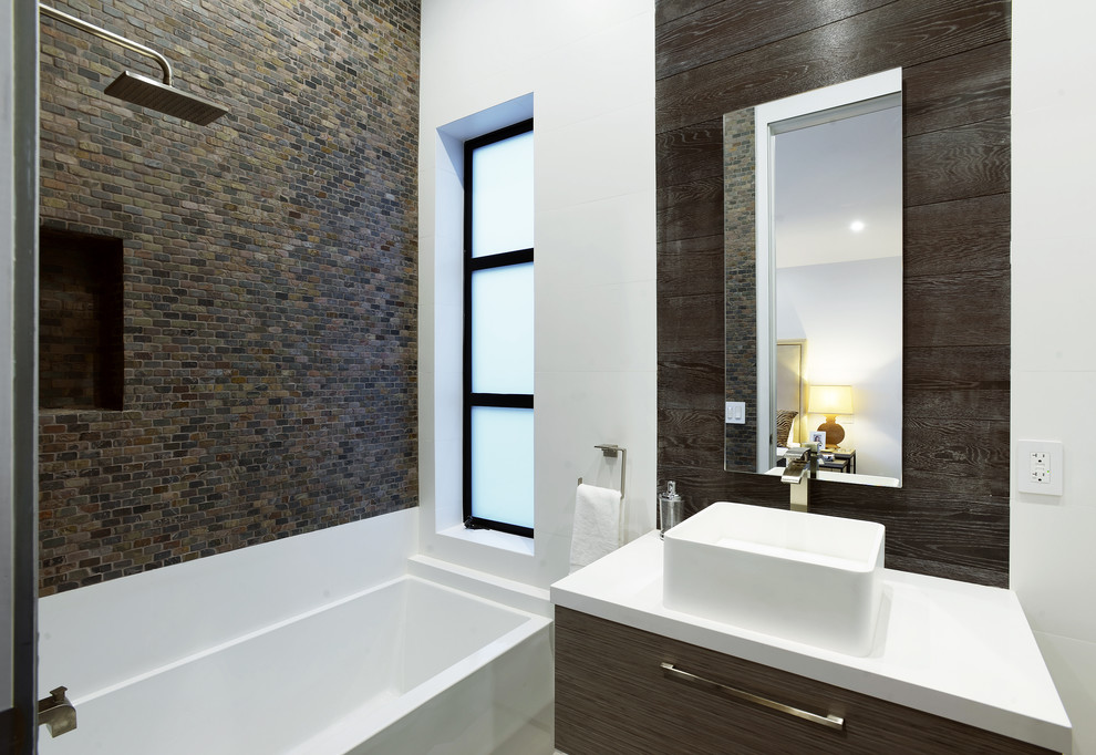Foto på ett mellanstort funkis badrum, med ett fristående handfat, släta luckor, bruna skåp, bänkskiva i kvarts, ett badkar i en alkov, brun kakel, vita väggar, mörkt trägolv, en dusch/badkar-kombination och stenkakel