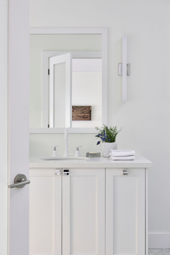 Modelo de cuarto de baño tradicional renovado de tamaño medio con armarios estilo shaker, puertas de armario blancas, paredes blancas, aseo y ducha, lavabo bajoencimera y encimera de cuarcita
