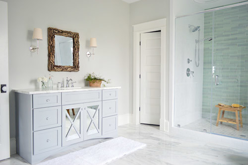 Ispirazione per una grande stanza da bagno padronale minimal con consolle stile comò, ante grigie, top in marmo, vasca freestanding, doccia doppia, piastrelle verdi e piastrelle di vetro
