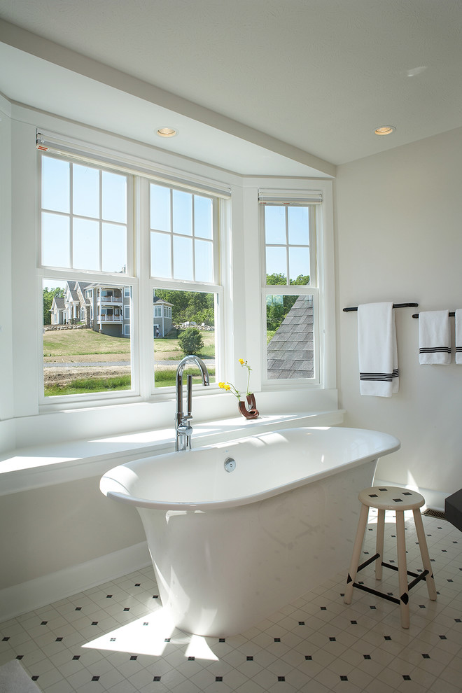 Пример оригинального дизайна: ванная комната в классическом стиле с отдельно стоящей ванной и белыми стенами