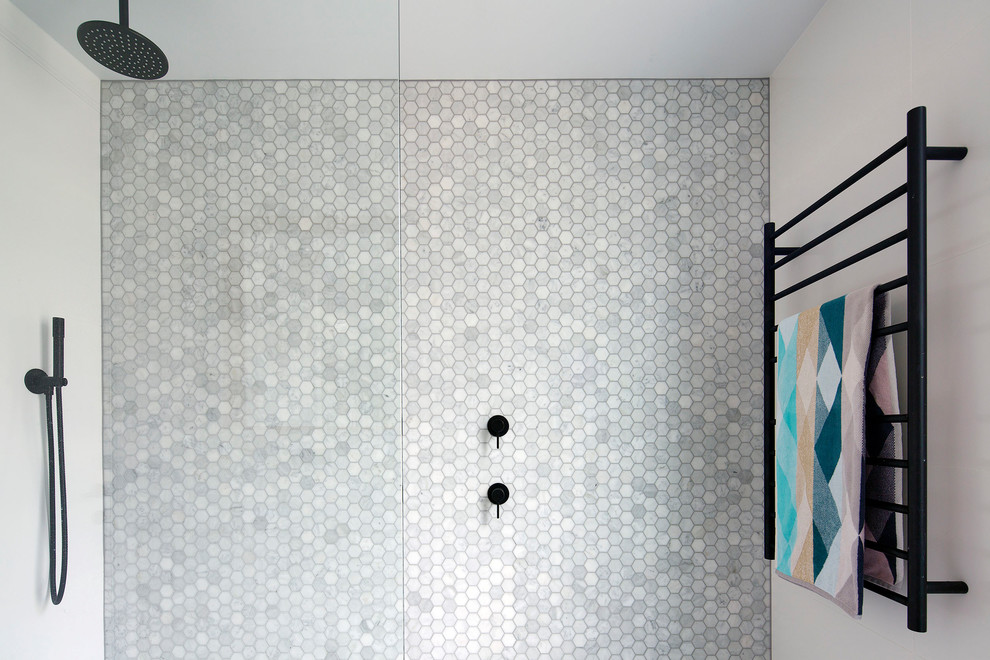 Modelo de cuarto de baño principal contemporáneo de tamaño medio con ducha abierta, baldosas y/o azulejos grises y baldosas y/o azulejos de mármol