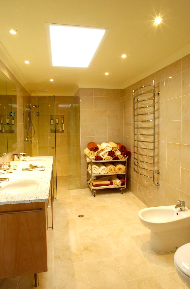 На фото: главная ванная комната среднего размера в классическом стиле с врезной раковиной, фасадами цвета дерева среднего тона, открытым душем, бежевой плиткой и бежевыми стенами с