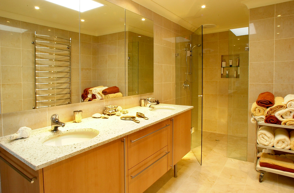 Ispirazione per una stanza da bagno padronale tradizionale di medie dimensioni con lavabo sottopiano, ante in legno scuro, doccia aperta, piastrelle beige e pareti beige