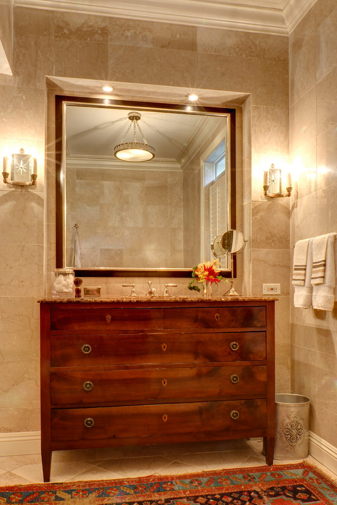 Inredning av ett klassiskt mellanstort en-suite badrum, med möbel-liknande, skåp i mellenmörkt trä, flerfärgad kakel, stenkakel, travertin golv, ett undermonterad handfat, granitbänkskiva och beige väggar